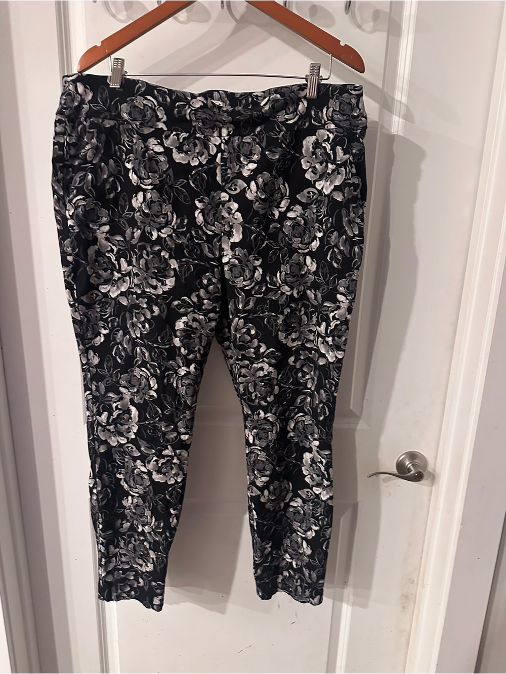 The Pioneer Woman Black Floral Pull-On Ankle Pants